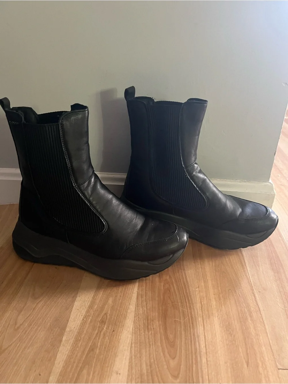 Women's Black Platform Chelsea Boots with Ribbed Elastic Panels